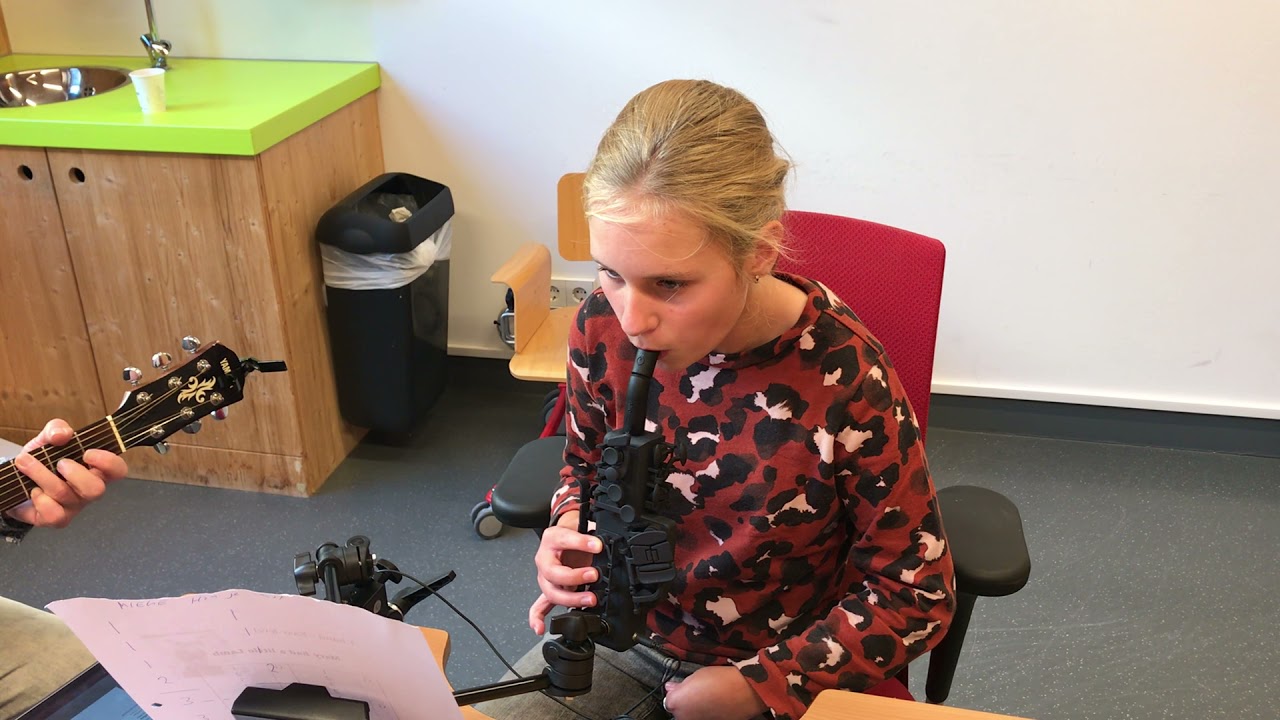 Tatum speelt voor het eerst op de Adapted Travel Sax